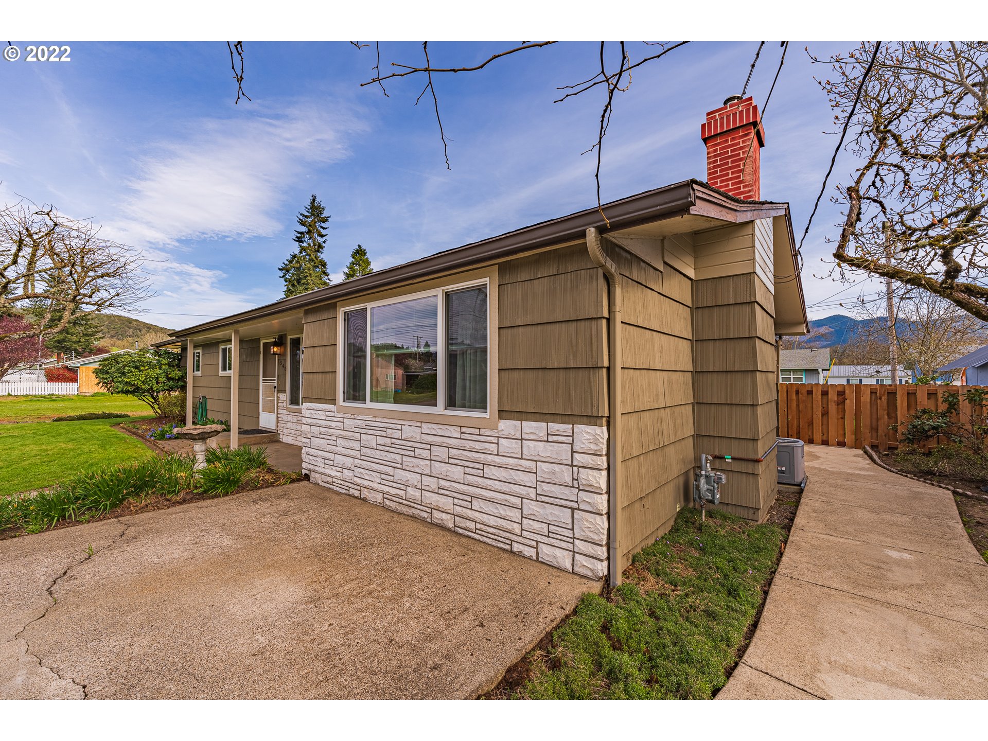 545 East 2nd Avenue Riddle, OR 97469 - Photo 4 of 29 a front view of a house with a yard