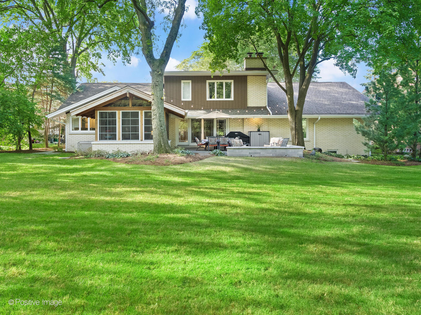 6555 Shabbona Road Indian Head Park, IL 60525 - Photo 58 of 63 a front view of a house with a yard