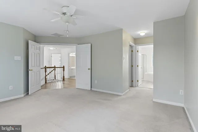 a view of empty room with a ceiling fan