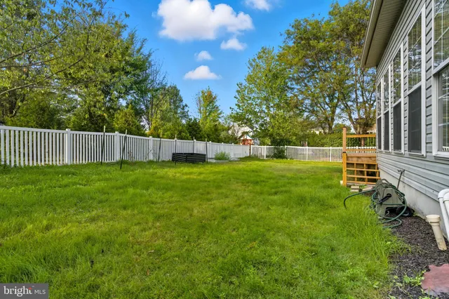 a view of a house with backyard and garden