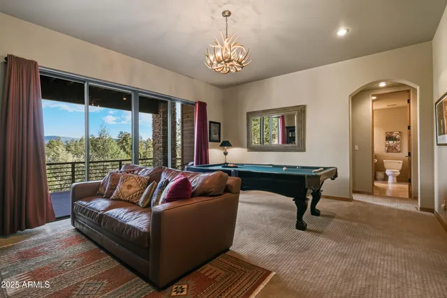 a view of a back yard