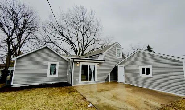 a view of a house with a backyard
