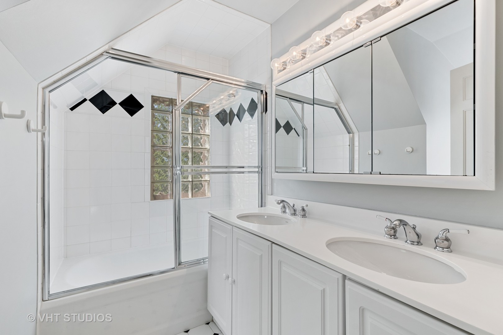 165 Ridge Road Highland Park, IL 60035 - Photo 12 of 18 a bathroom with a sink and a mirror