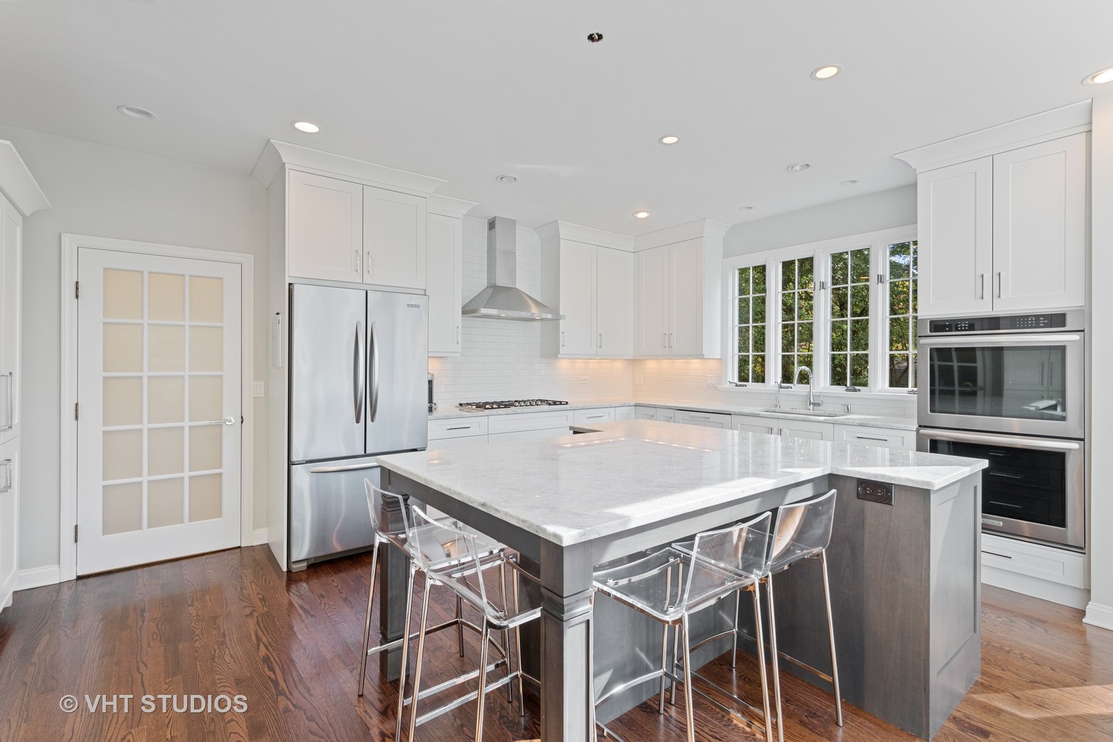 165 Ridge Road Highland Park, IL 60035 - Photo 4 of 18 a kitchen with stainless steel appliances a table and chairs