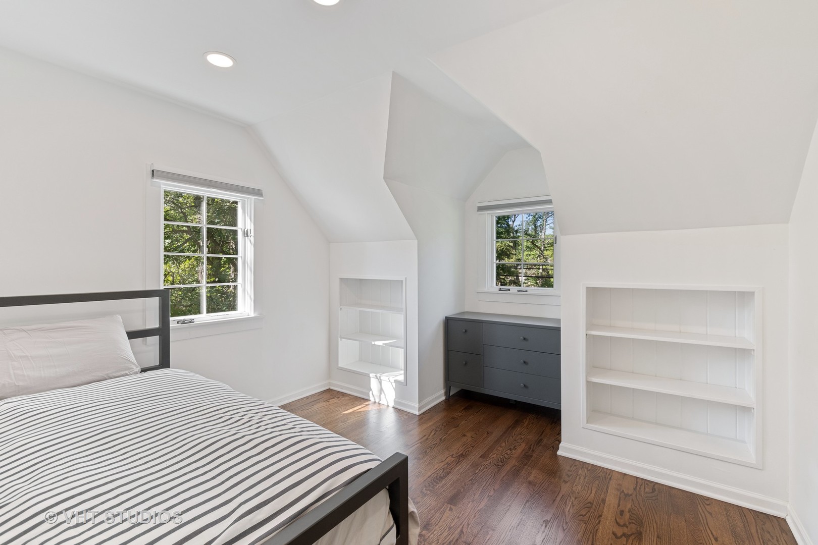 165 Ridge Road Highland Park, IL 60035 - Photo 10 of 18 a bedroom with a bed and a window