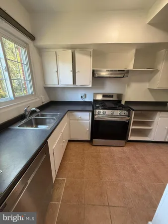 $2,595 | 3111 Ravensworth Place, Alexandria, VA 22302