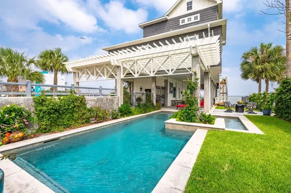 $1,500,000 | 12 Tiki Circle, Tiki Island, TX 77554
