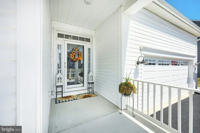 a view of front of a house with a small yard