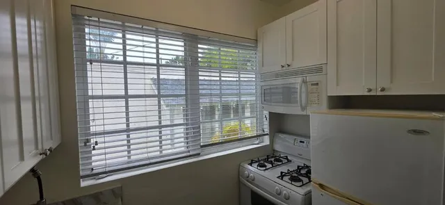 $1,800 | 741 15th Street, Miami Beach, FL 33139