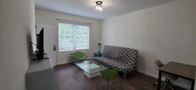 $1,800 | 741 15th Street, Miami Beach, FL 33139