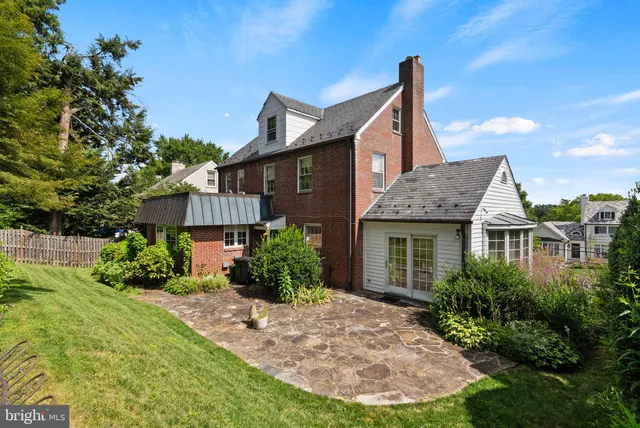 a view of yard with green space