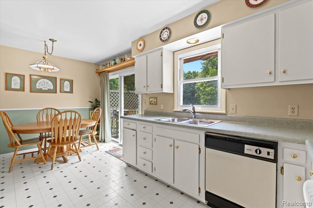 6460 Hogan Road Linden, MI 48451 - Photo 9 of 34