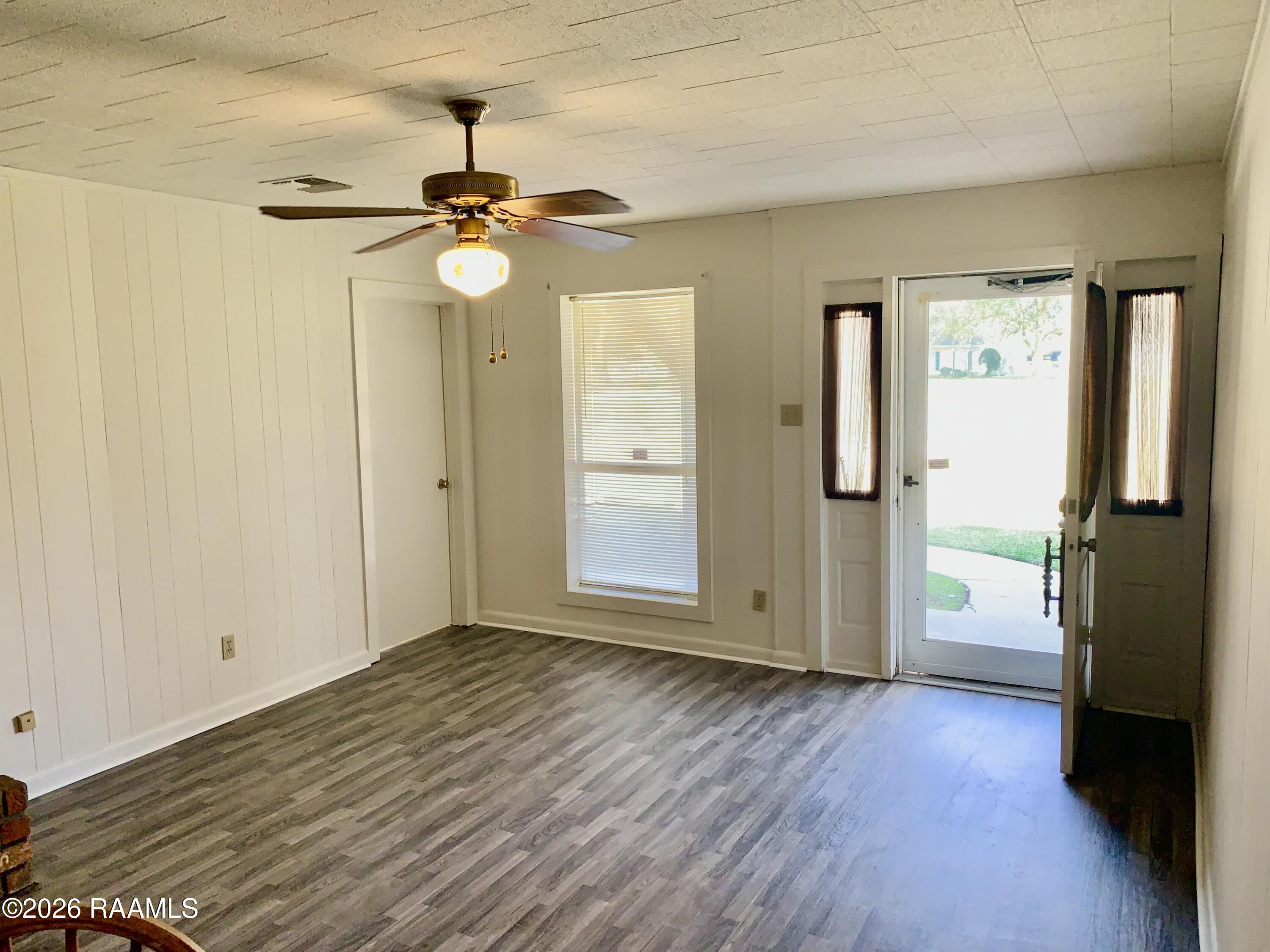 2902 Sugar Mill Road New Iberia, LA 70563 - Photo 3 of 31 Entry into front living area