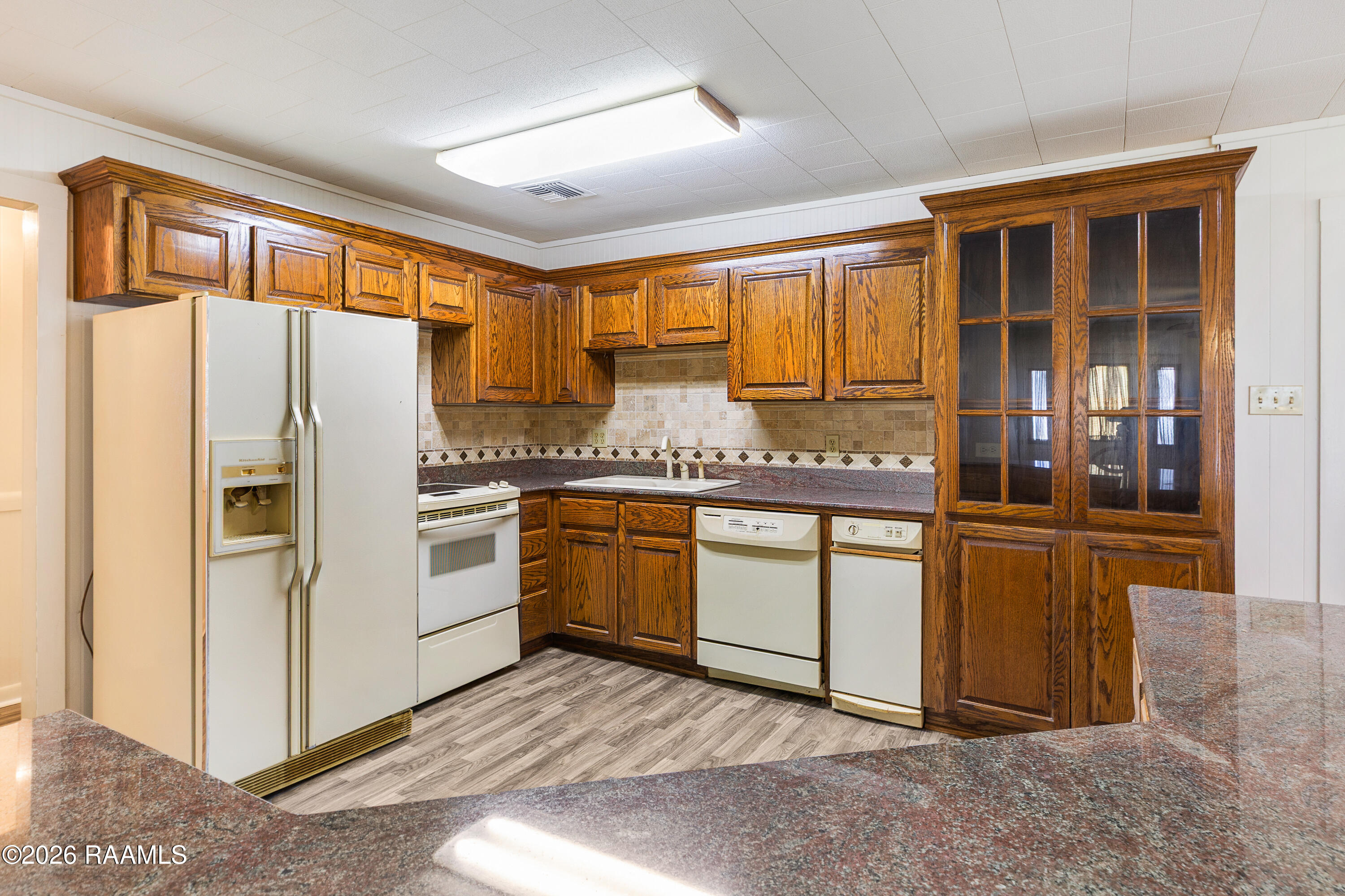 2902 Sugar Mill Road New Iberia, LA 70563 - Photo 4 of 31 Kitchen with custom cabinets