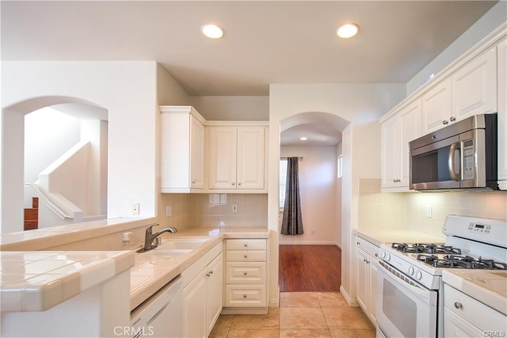 8 Silvermaple Irvine, CA 92618 - Photo 10 of 27