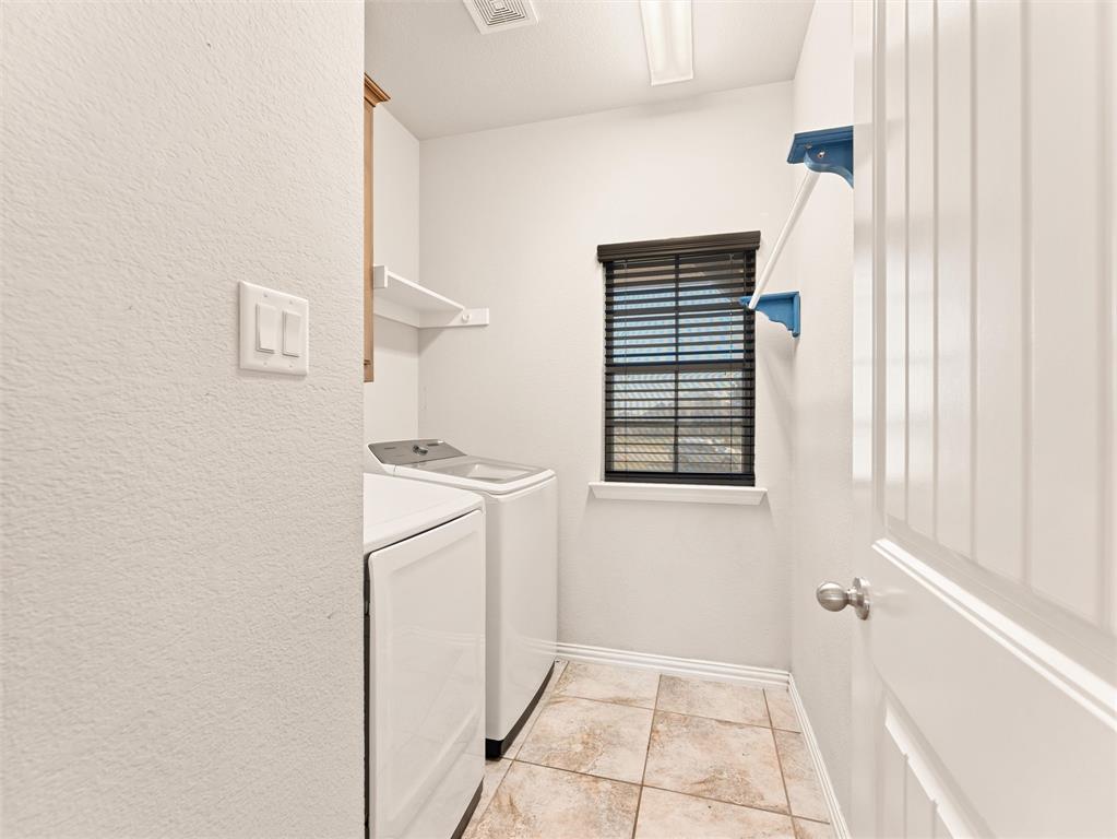 109 Highland Hills Boulevard Decatur, TX 76234 - Photo 17 of 36 a bathroom with a bathtub and shower