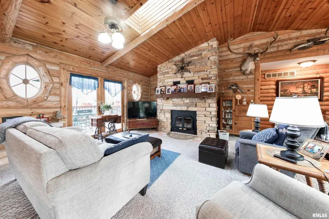 $2,100,000 | 1066 County Road 1150 North, Henry, IL 61537