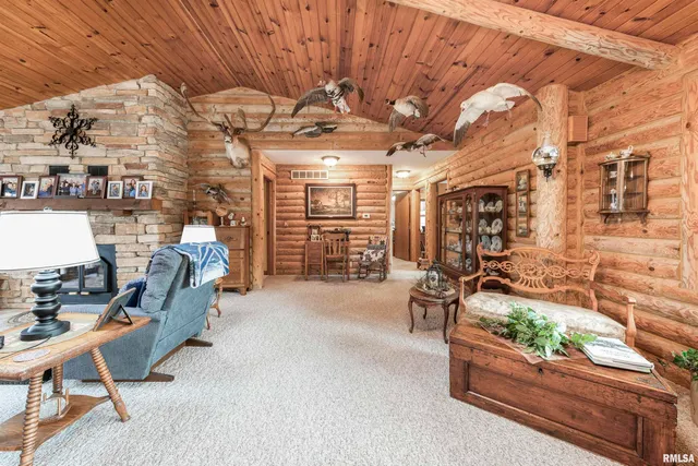 $2,100,000 | 1066 County Road 1150 North, Henry, IL 61537