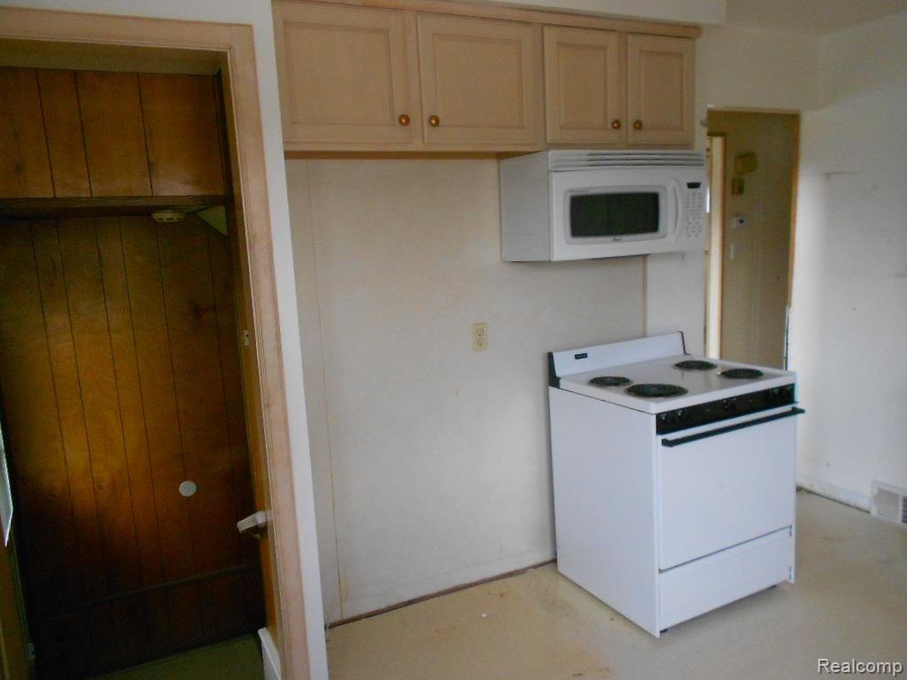 28460 Bridge Street Garden City, MI 48135 - Photo 7 of 20 Kitchen 4.jpg