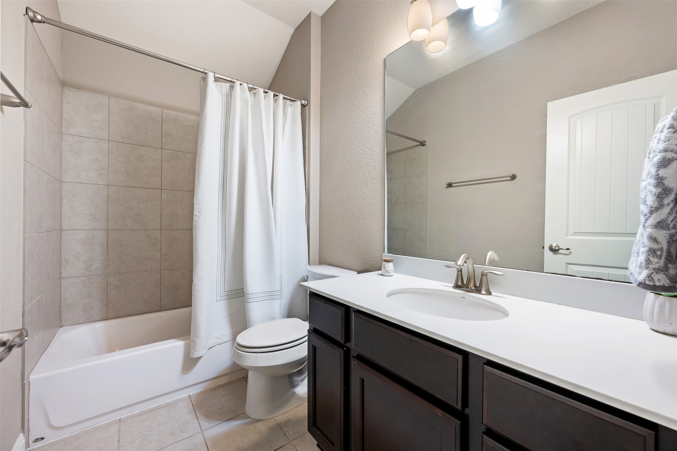 2505 Hopsack Mills Road Austin, TX 78748 - Photo 26 of 40 2nd full bath upstairs.