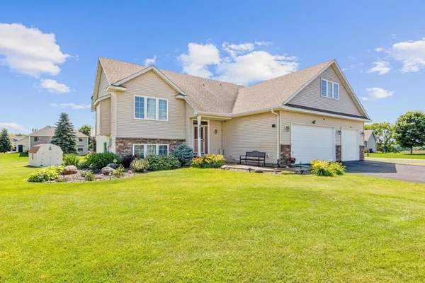 $489,900 | 8649 Independence Drive, Chisago City, MN 55013