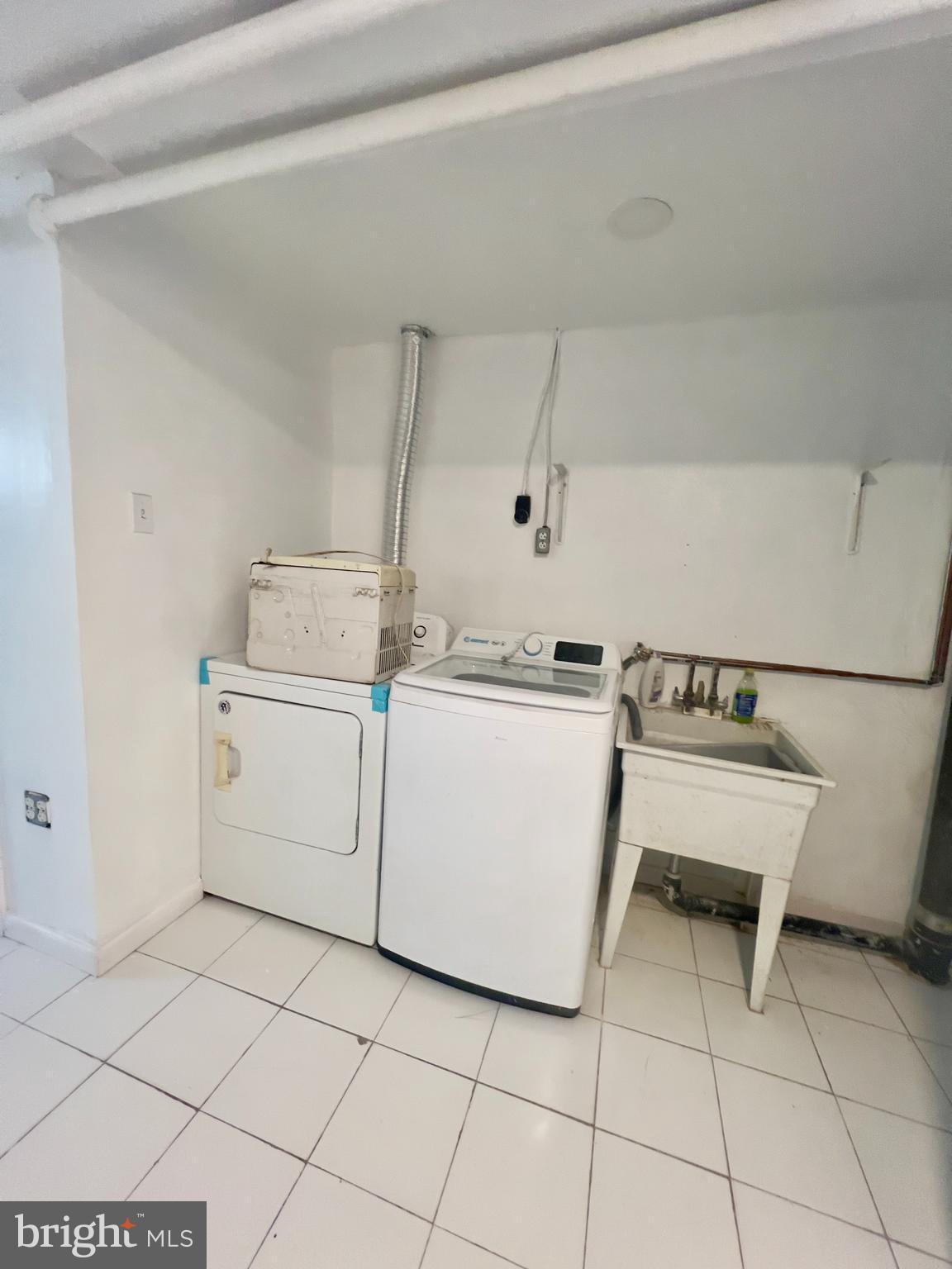 124 West Spencer Street Philadelphia, PA 19120 - Photo 29 of 34 a utility room with dryer and washer