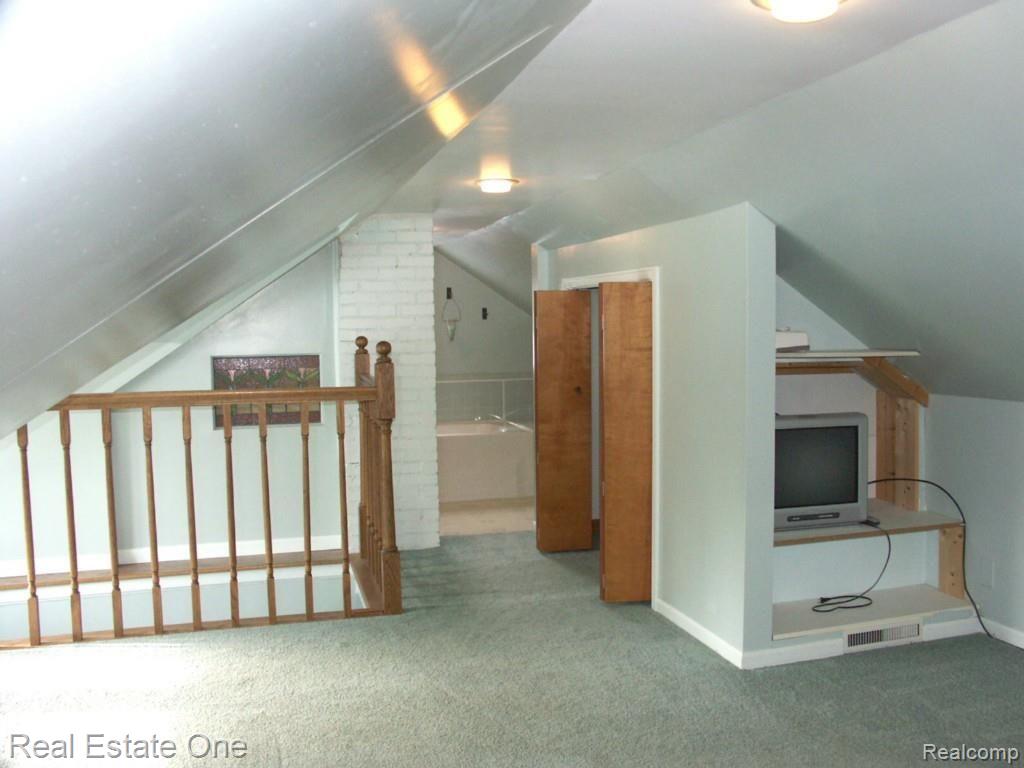 6233 Waldon Road Clarkston, MI 48346 - Photo 29 of 41 Masterbath with jetted tub, upper level