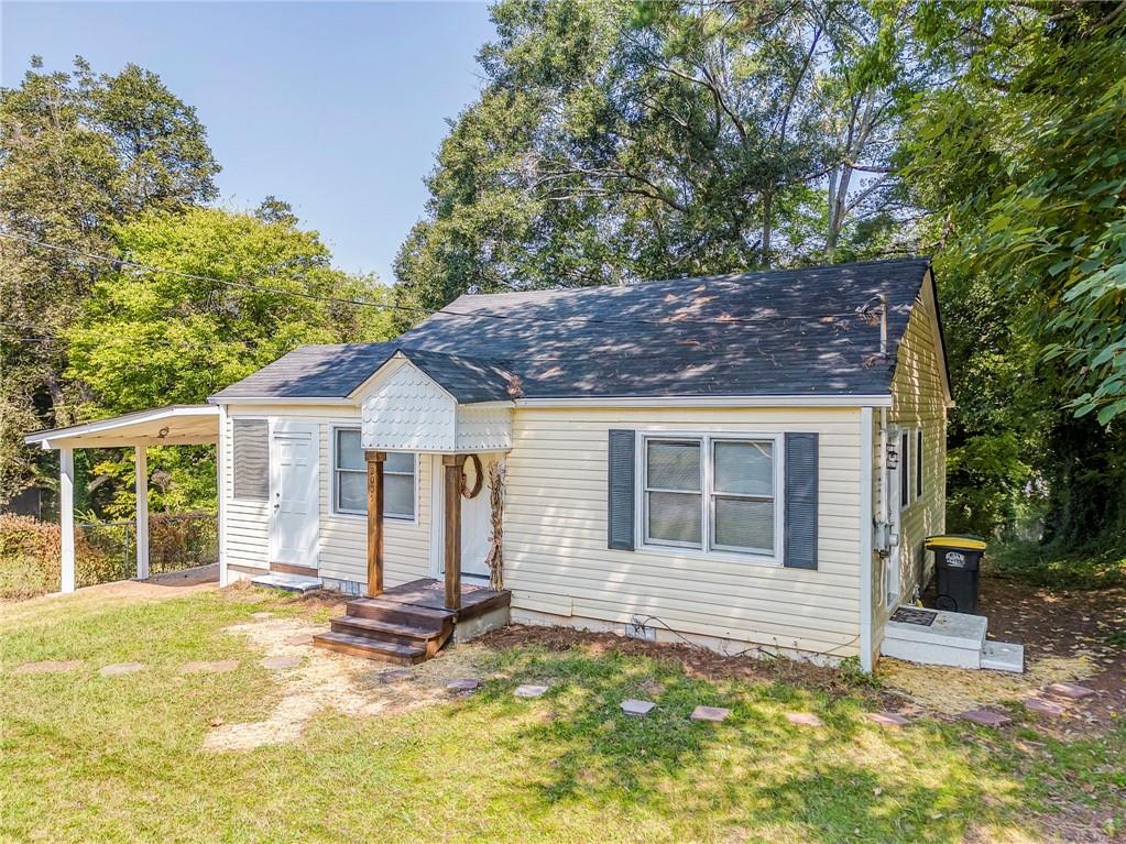 2005 Highland Circle Rome, GA 30161 - Photo 4 of 36 front view of a house with a yard