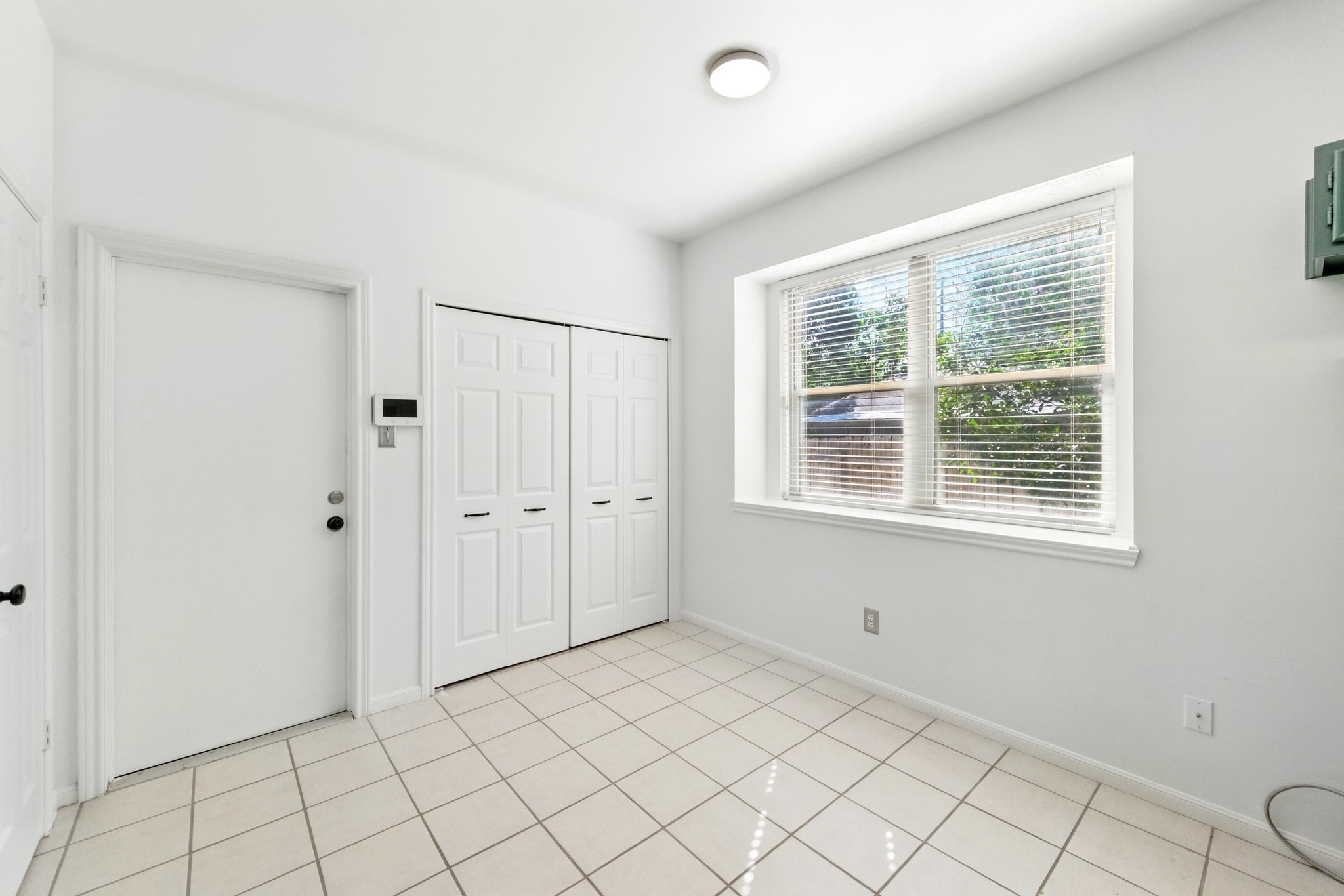 5807 Convict Hill Road Austin, TX 78749 - Photo 14 of 27 The sunny eat-in kitchen area boasts a large picture window. A perfect breakfast nook or flex space with backyard views.