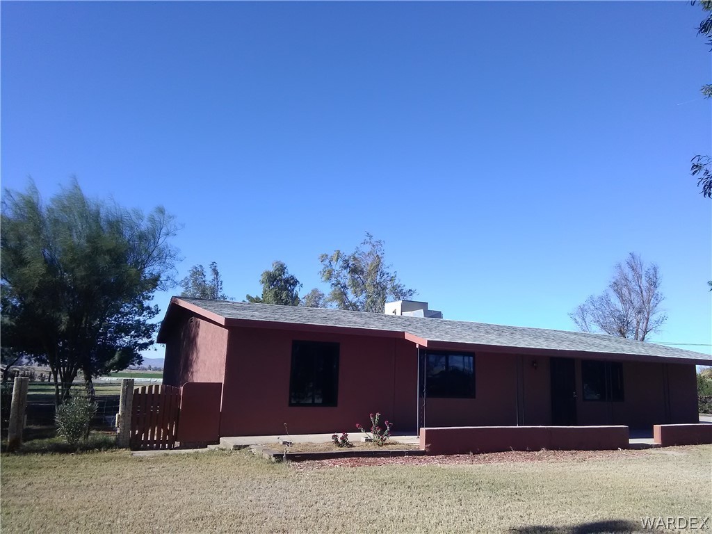 8485 Boundary Peak Road Mohave Valley, AZ 86440 - Photo 3 of 40 a front view of a house