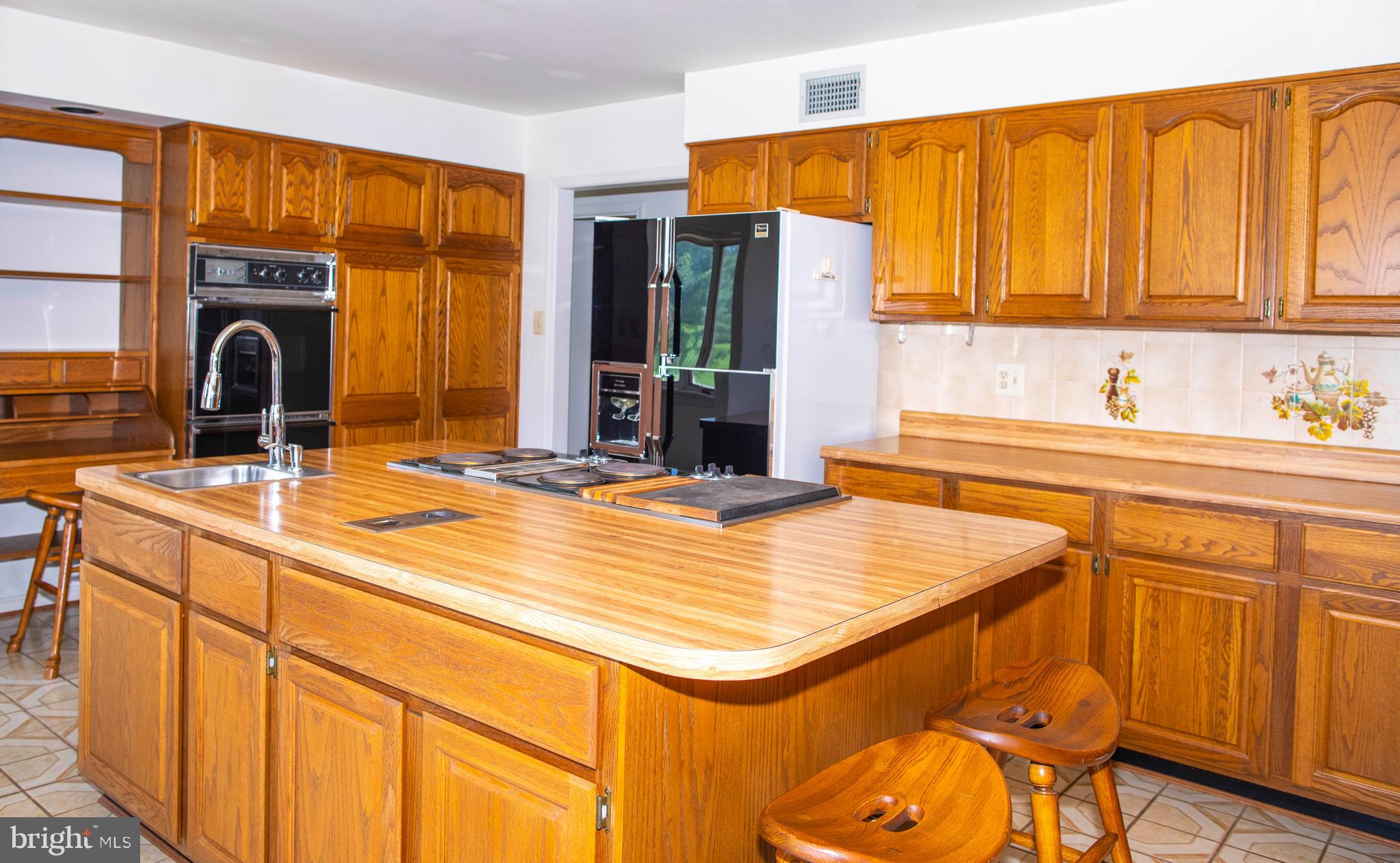 4600 Catharpin Road Gainesville, VA 20155 - Photo 11 of 44 Large kitchen with island cooktop and two sinks