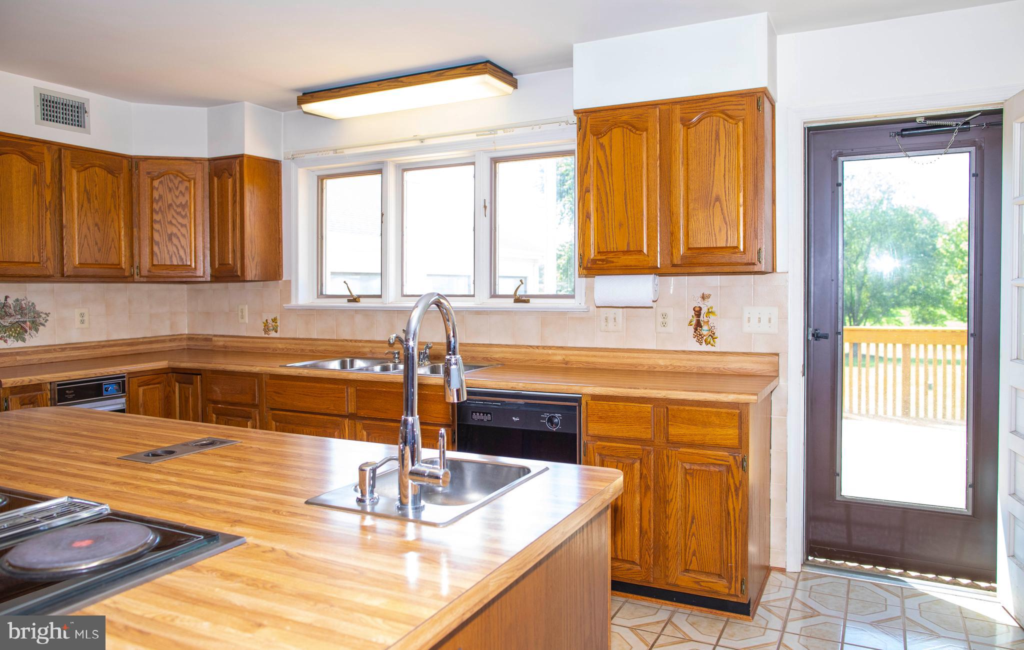 4600 Catharpin Road Gainesville, VA 20155 - Photo 12 of 44 Kitchen with door to deck