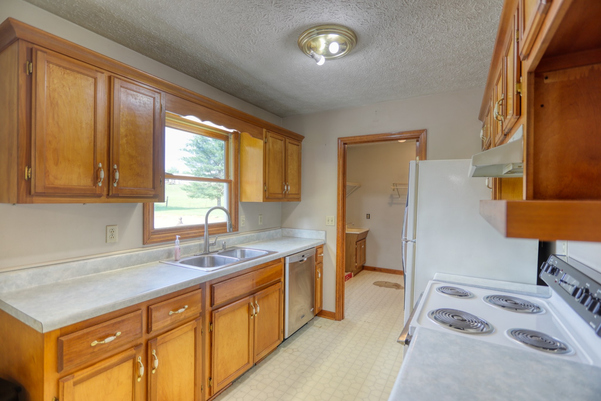 3845 Armstrong Road Springfield, TN 37172 - Photo 4 of 34 a kitchen with a sink stove and cabinets
