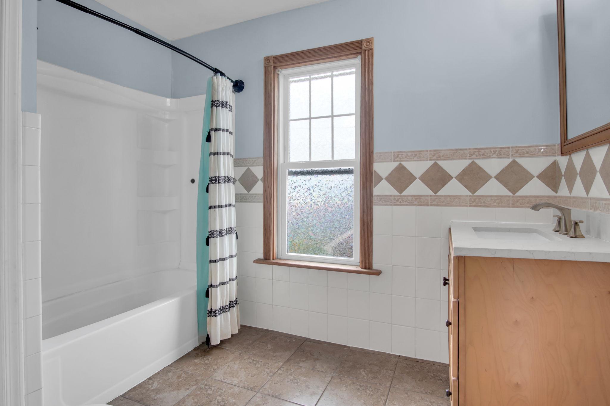 1976 Carlisle Road York, PA 17408 - Photo 22 of 39 2nd floor full bath