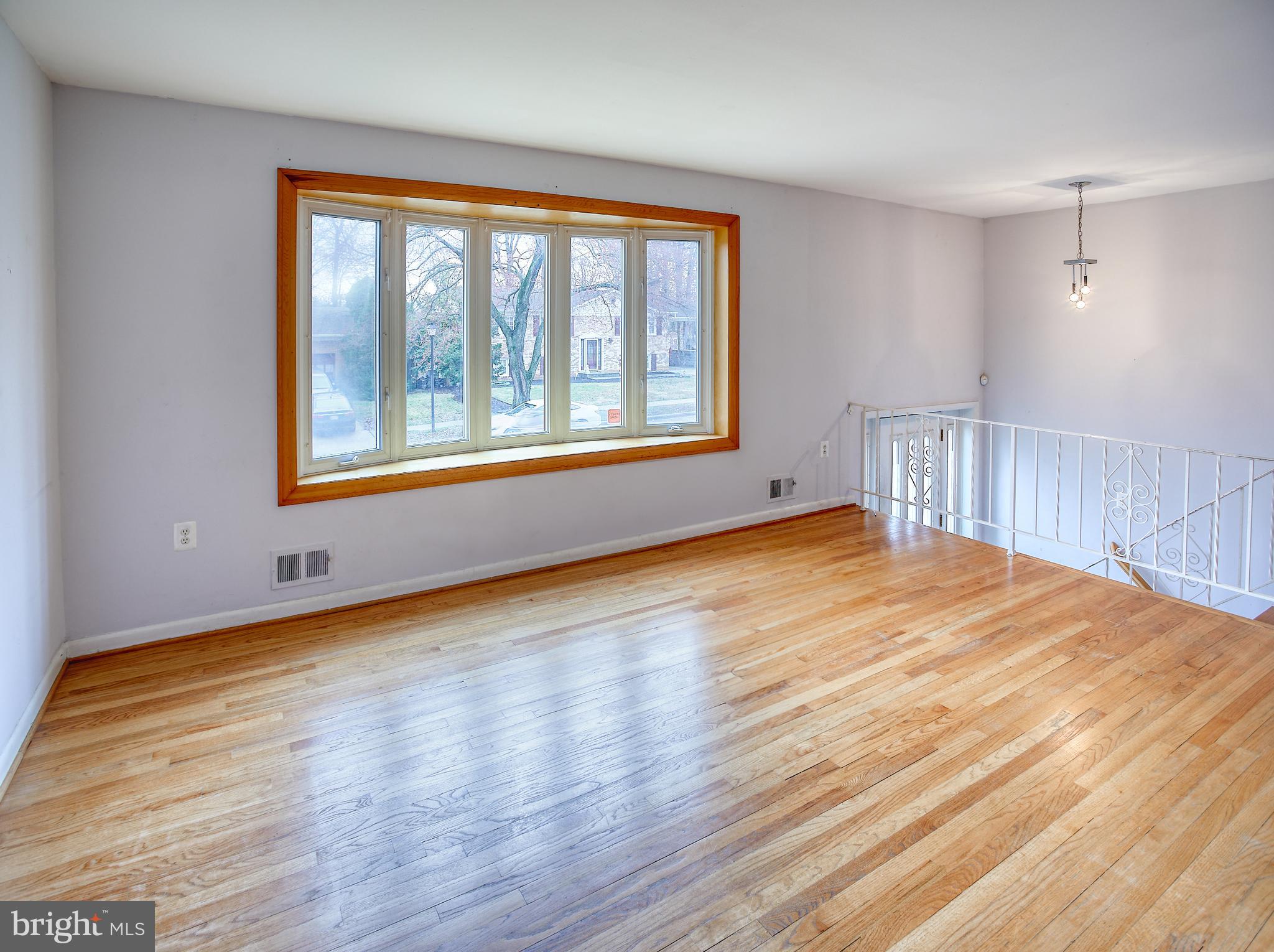 535 Round Table Drive Fort Washington, MD 20744 - Photo 4 of 35 Living Room