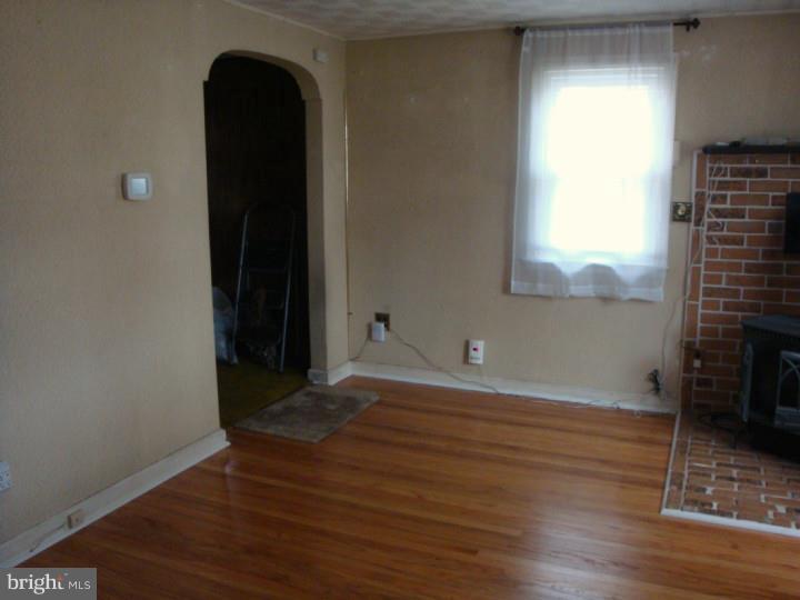 40 Shirley Road Hatboro, PA 19040 - Photo 8 of 25 Living Room