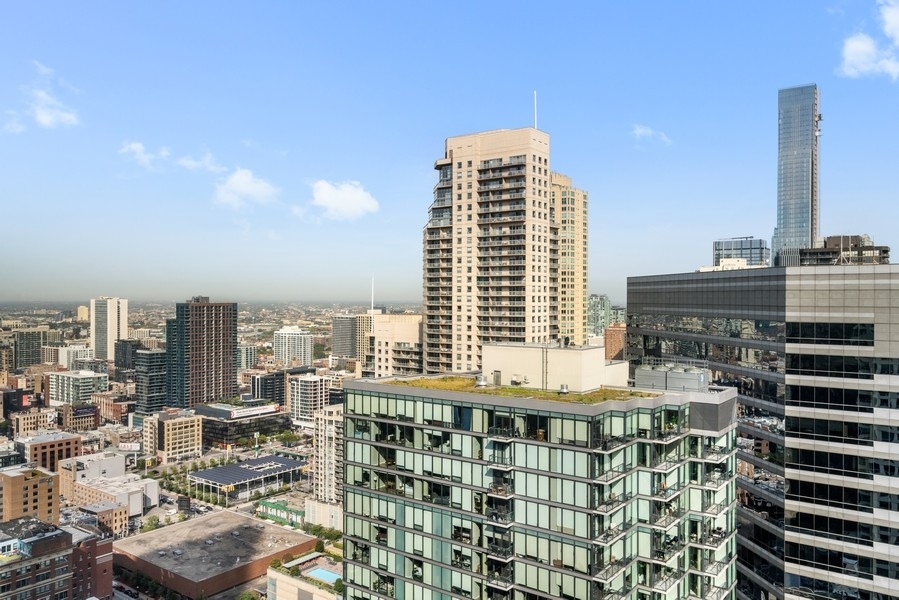 440 North Wabash Avenue, Unit 4706 Chicago, IL 60611 - Photo 19 of 29 a view of a city that has tall buildings