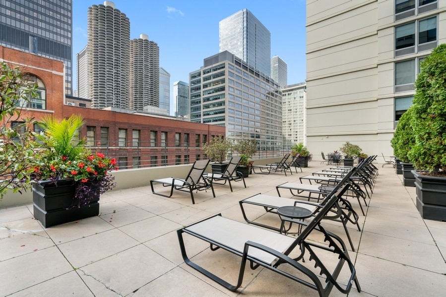 440 North Wabash Avenue, Unit 4706 Chicago, IL 60611 - Photo 25 of 29 a view of a patio with chairs and plants