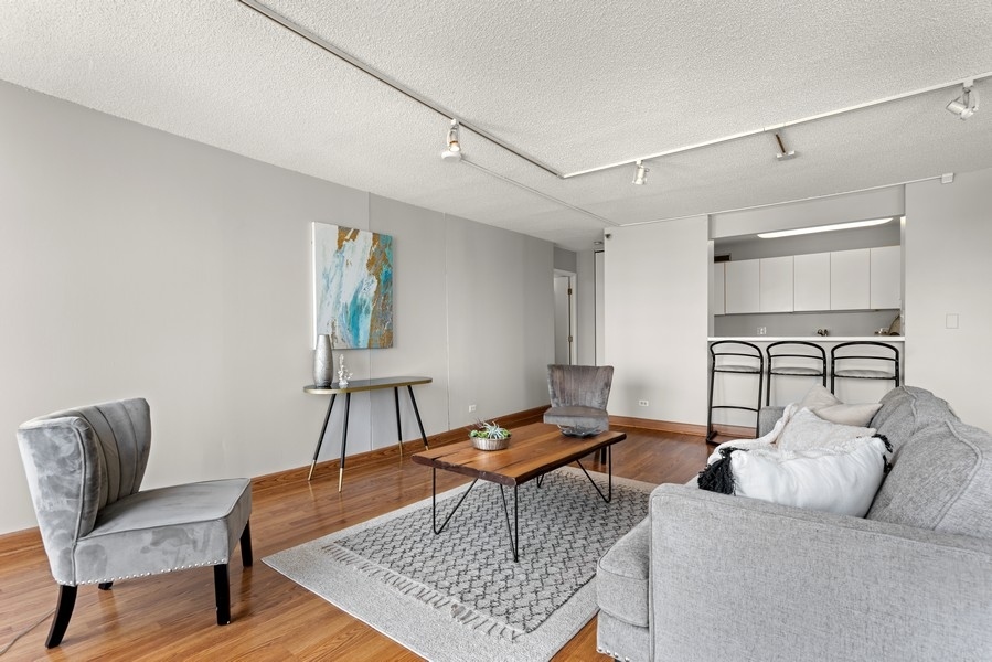 440 North Wabash Avenue, Unit 4706 Chicago, IL 60611 - Photo 6 of 29 a living room with furniture and a rug