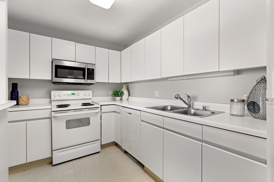 440 North Wabash Avenue, Unit 4706 Chicago, IL 60611 - Photo 7 of 29 a kitchen with appliances a sink and cabinets