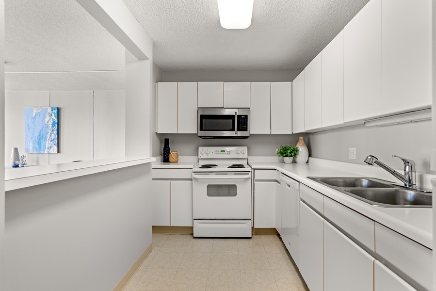 440 North Wabash Avenue, Unit 4706 Chicago, IL 60611 - Photo 8 of 29 a kitchen with a sink stove and microwave