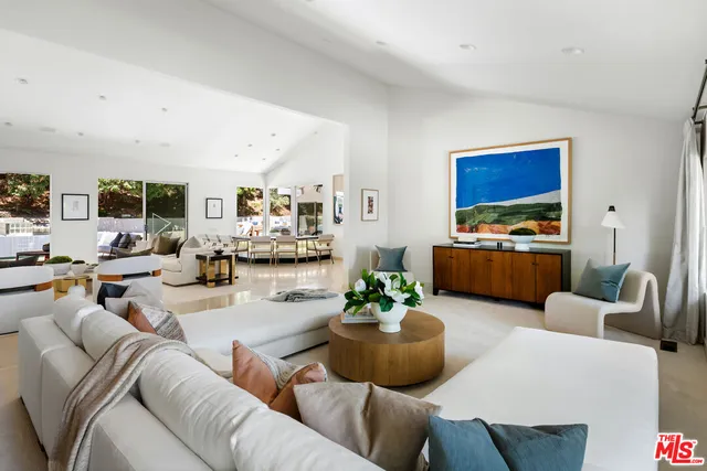 $9,995,000 | 811 North Hillcrest Road, Beverly Hills, CA 90210
