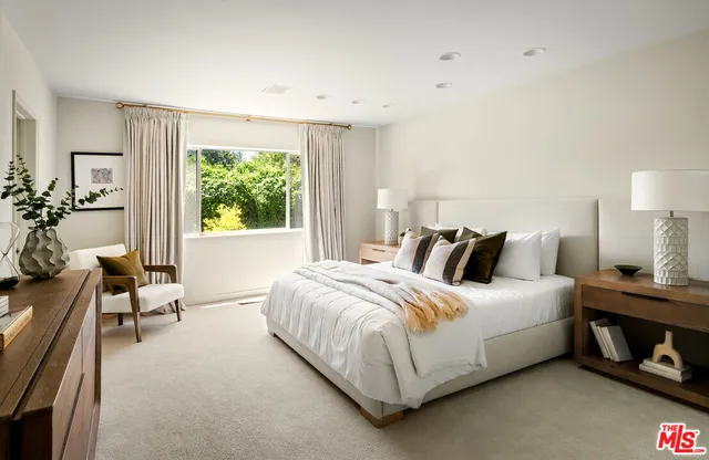 $9,995,000 | 811 North Hillcrest Road, Beverly Hills, CA 90210