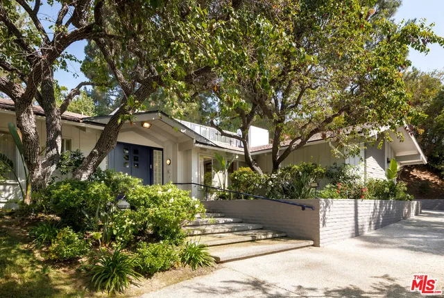$9,995,000 | 811 North Hillcrest Road, Beverly Hills, CA 90210