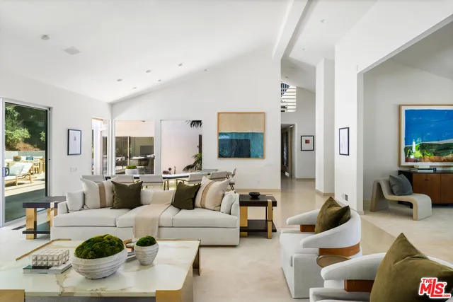 $9,995,000 | 811 North Hillcrest Road, Beverly Hills, CA 90210