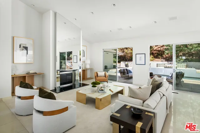 $9,995,000 | 811 North Hillcrest Road, Beverly Hills, CA 90210