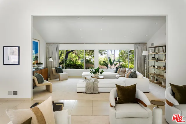 $9,995,000 | 811 North Hillcrest Road, Beverly Hills, CA 90210