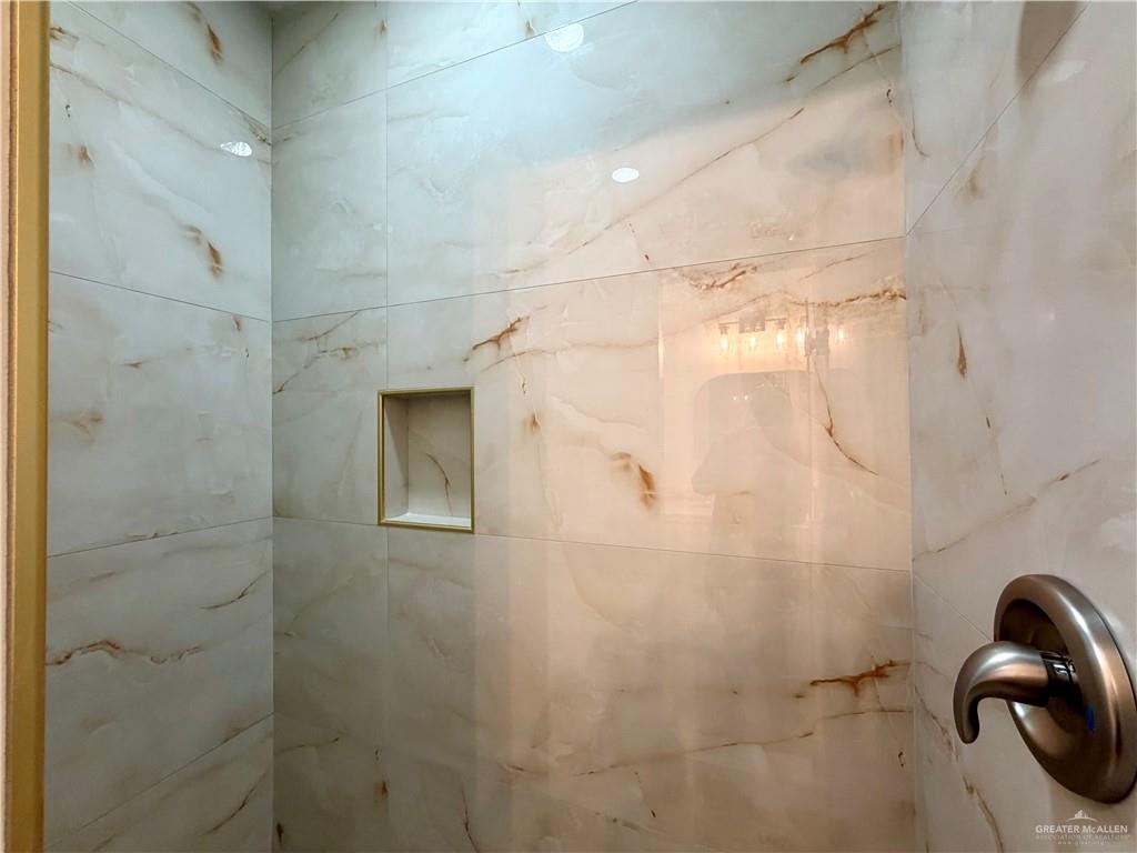 905 La Laguna Road Mission, TX 78572 - Photo 15 of 22 Shower