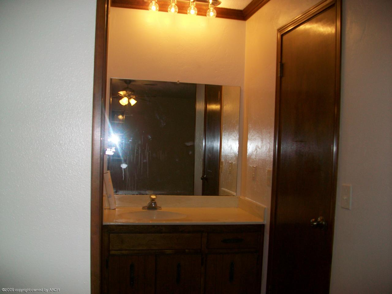 5010 Hillside Road Amarillo, TX 79109 - Photo 15 of 18 master bath