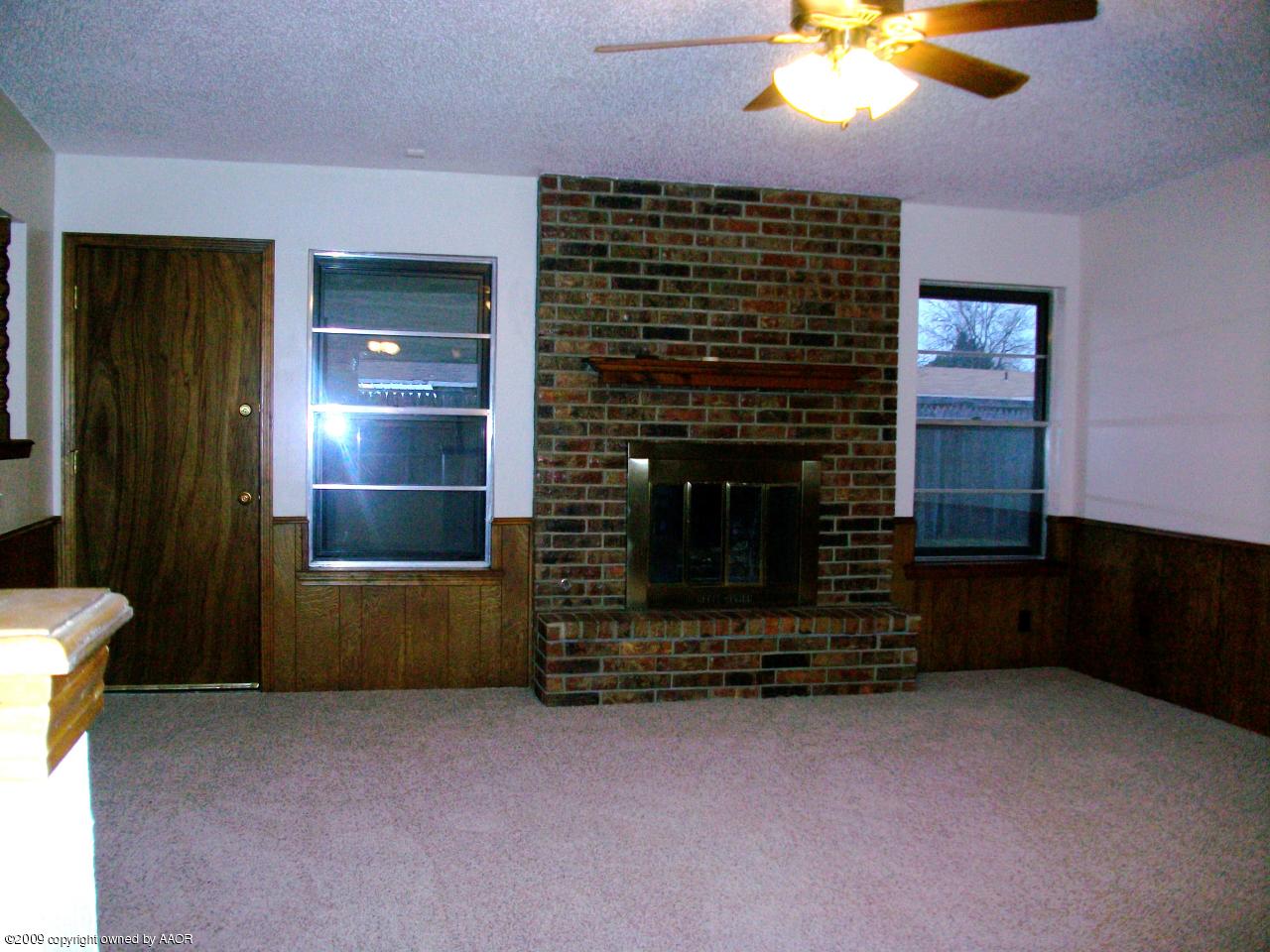 5010 Hillside Road Amarillo, TX 79109 - Photo 8 of 18 living room